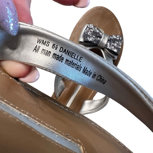 Silver Bow New Directions Flip Flops Size 6.5 - Picture 8 of 8